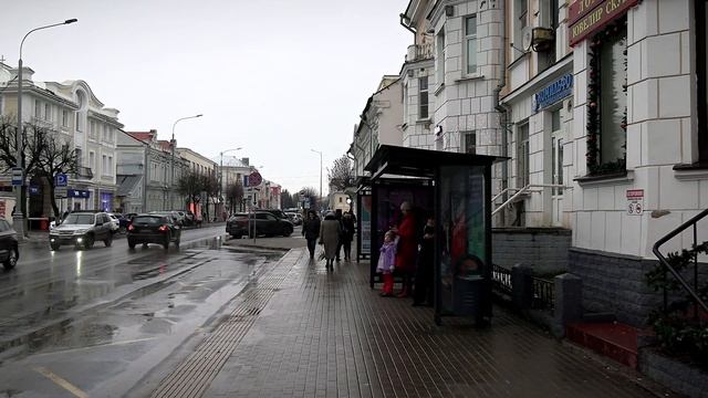 Пешеходный переход на Трёхсвятской восстанавливают после утреннего ДТП с автобусом