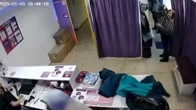В Кургане агрессивная дамочка избила сотрудницу вайлдбериз