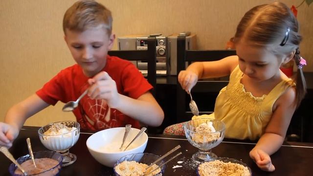 Дети готовят десерт.  Десерт Морозко из мороженого.  Children prepare dessert