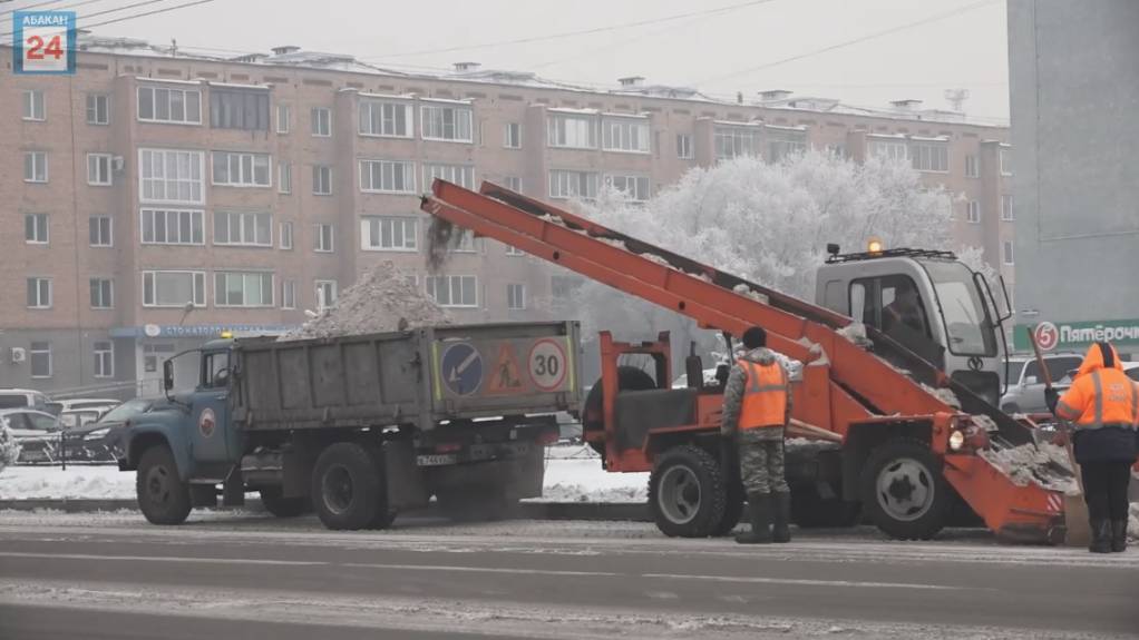 Не время для отдыха: 500 кубов снега вывезли коммунальщики за новогодние каникулы