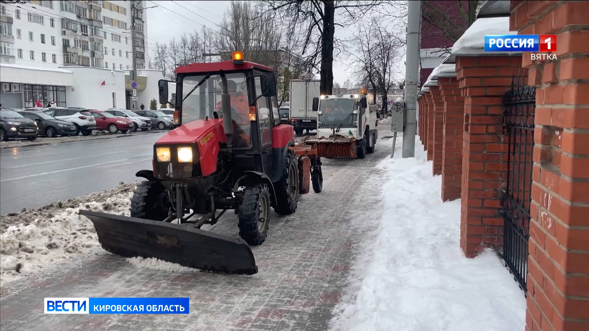 В Кирове подрядчики убирают наледь с пешеходных зон