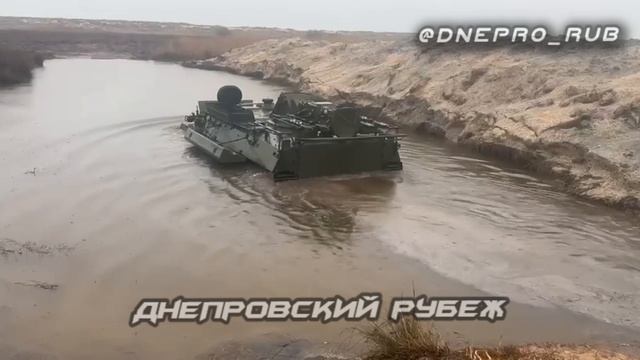 Проведение водных процедур для боевой машины ЗРК «Стрела-10». Такие мероприятия в ГВ «Днепр» име...