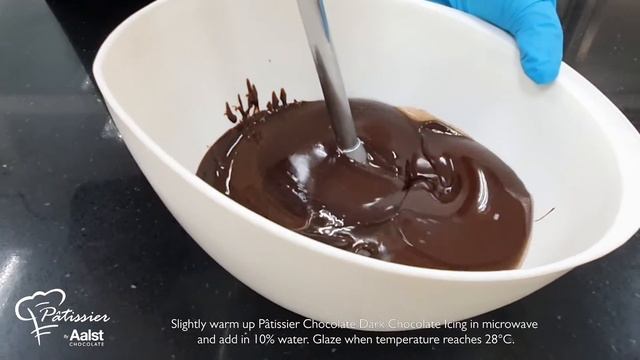 Application of Pâtissier Chocolate Dark Chocolate Icing