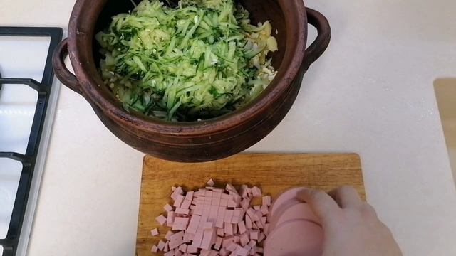 Вкусная окрошка в необычной посуде.