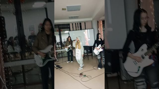 21.12.24г. Новогодний концерт 🎄Манджиева Вера🎸 группа "Bratz"🥁🎤🎸