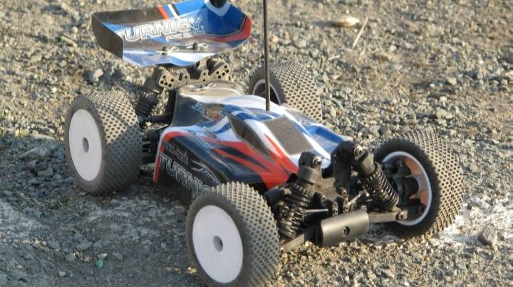 Запуск радиоуправляемой модели багги из Китая 1-16 Brushless 4WD Racing Buggy test drive