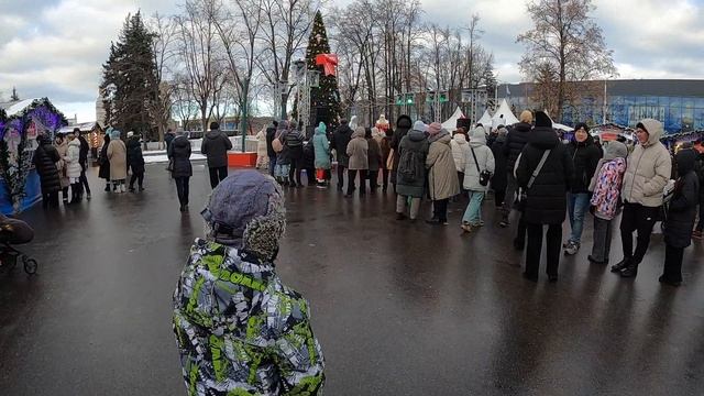 Толпа на ВДНХ - прогулялись в каникулы - Москвография - Что посмотреть в Москве