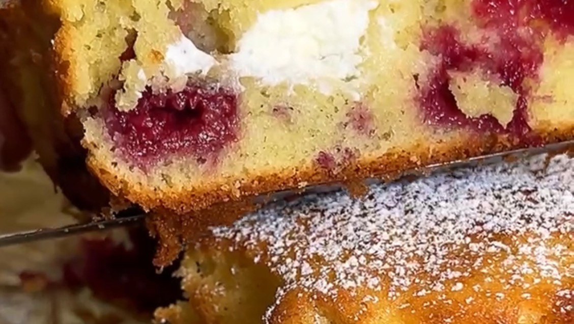 Пирог с вишней и сливочным сыром