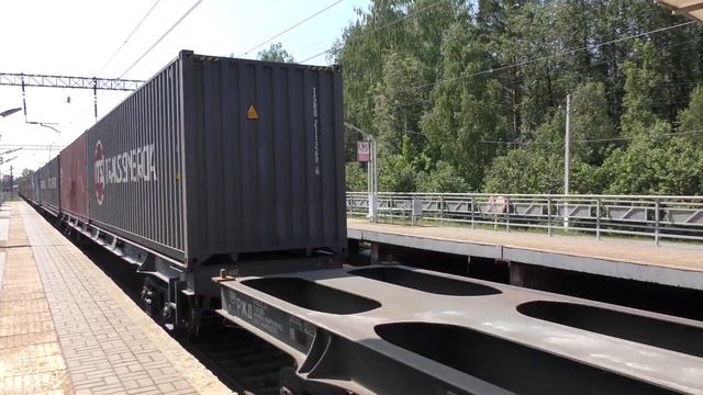 Электровоз ВЛ80С-1831 с грузовым поездом