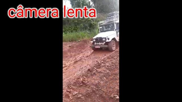 Toyota Bandeirante tomba em ladeira lisa/lama ao extremo.