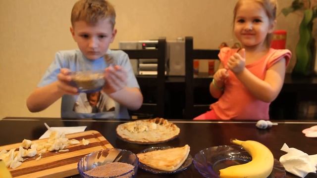 Готовим вместе с детьми блины с бананами, орехами и шоколадом.  Учим детей готовить