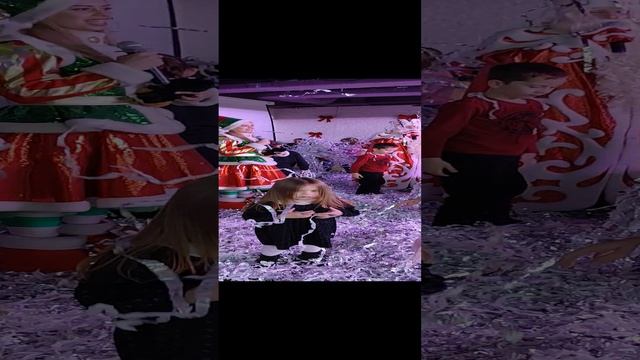 Дариша играет с гринчем