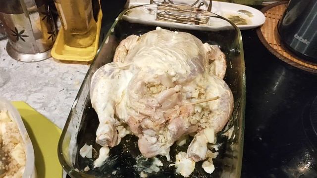 Готовлю курицу в сметане с булгуром и яблоками.