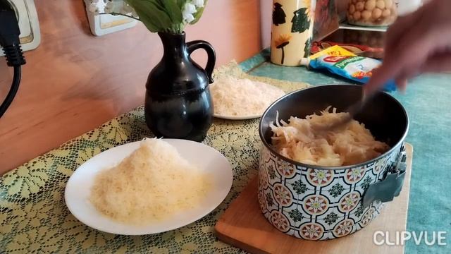 Праздничный салат. Украшаю солёной соломкой.
