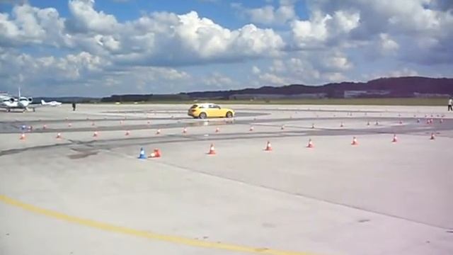 AUDI S4  2009 SUR UN AERODROME