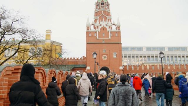 Наряженный город в разноцветных огнях, представление в Кремле, экскурсии по Москве…