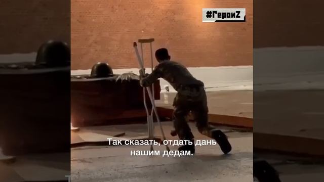 Тот самый воин, который возложил цветы к Вечному огню в Александровском саду гв. рядовой С. Николаев