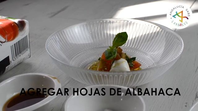 #AndaluciaSabeA gazpacho con mini ensalada caprese