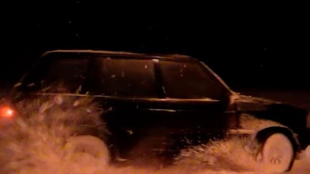 Range Rover P38 4.6 Donutting, Drifting, messing about in the snow