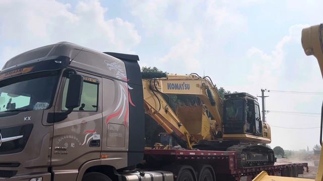 Used excavator Komatsu PC240 shipping to Shanghai port.