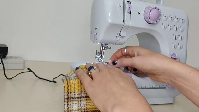 Compramos una mini máquina de coser y la pruebo para  saber cómo funciona