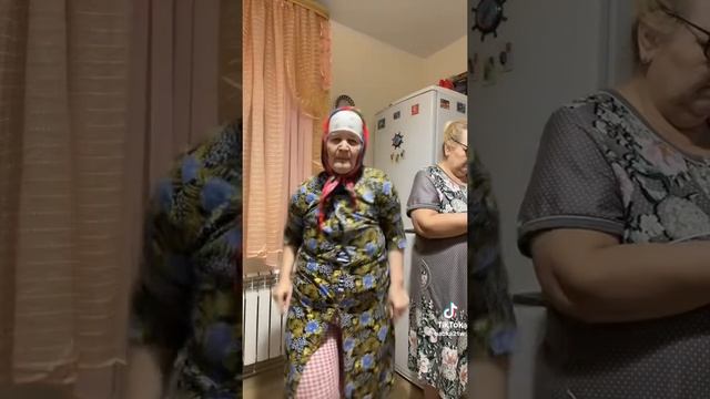 бабуля выдаёт