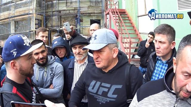 Журналист, оговоривший отца Хабиба Нурмагомедова принес сегодня ему свои извинения