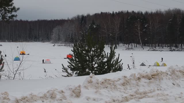 Рыбалка  зимой на ПОДКОВЕ рыбаков на этом месте больше 200 человек.