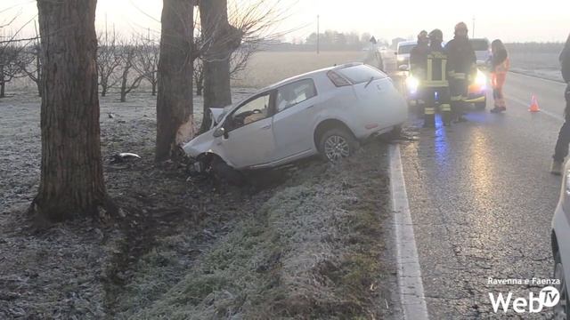 Schianto contro un albero, muore 62enne