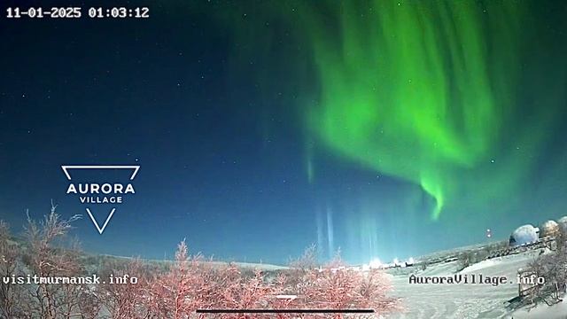 11-01-2025 северное сияние над городом Мурманском в деревне северного сияния Аврора Village в течени