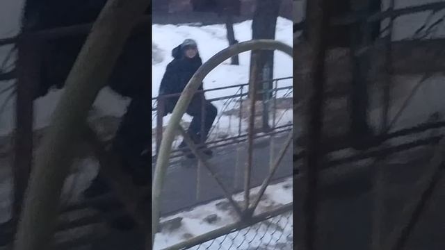 этот мальчик хулиган бросает камни и бросает