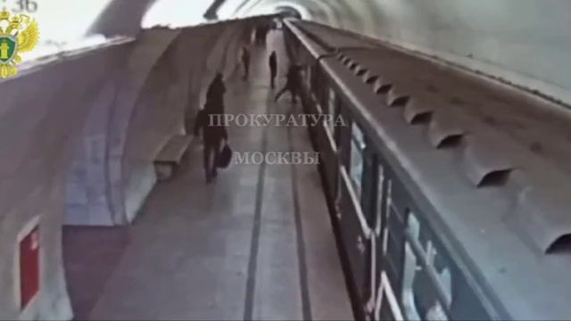 Москвич разбил стекло в метро