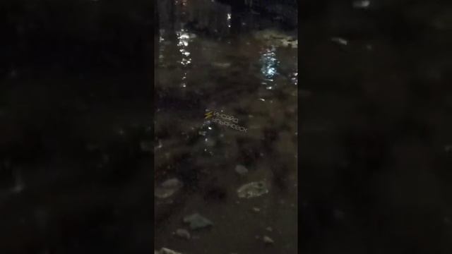 Во дворе дома по улице Рябикова 27а прорвало трубу. Вода идёт из колодца уже часов 5-6. Вызвали авар