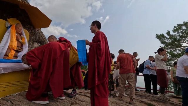 Рабне Большого Будды, подношение Санга и Сержем, с. Баян-Гол