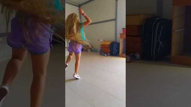 Menina de 7 anos que nunca cortou o cabelo.