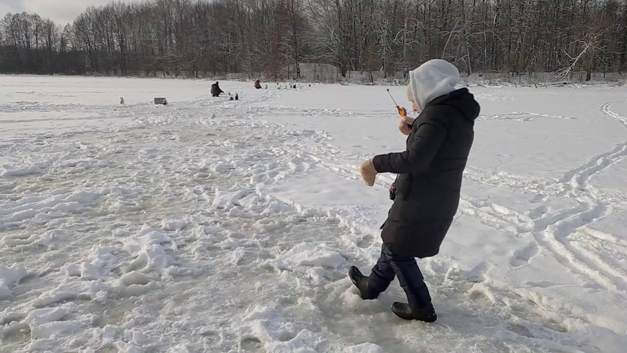 БЕШЕНЫЙ КЛЕВ КРУПНОГО РОТАНА МОНСТРА. ЖЕНА ОБЛОВИЛА ВСЕХ. РЫБАЛКА ЗИМОЙ. ЗИМНЯЯ РЫБАЛКА.