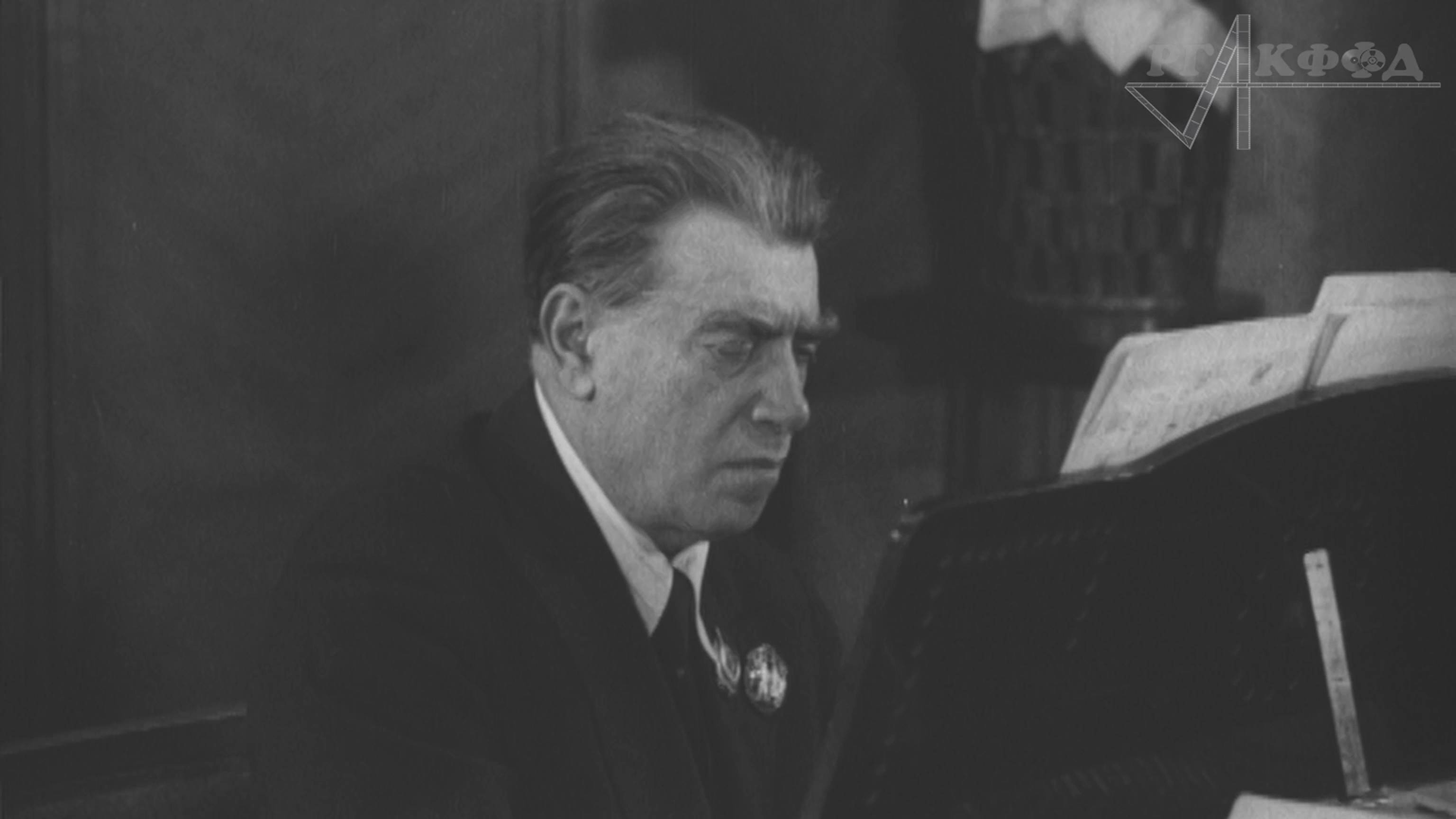 Композитор Р. М. Глиэр работает над оперой "Лейли и Меджнум" (1940 год).