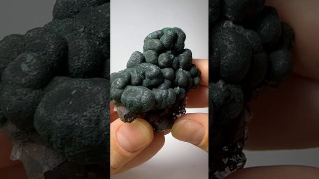 Малахитовые почки на кварце;