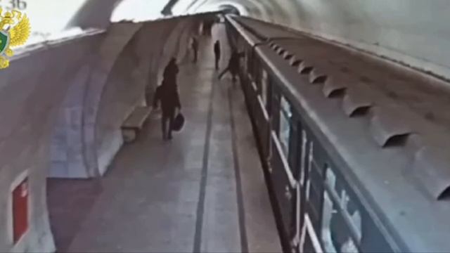 РАЗБИЛ ОКНО В МЕТРО !!!