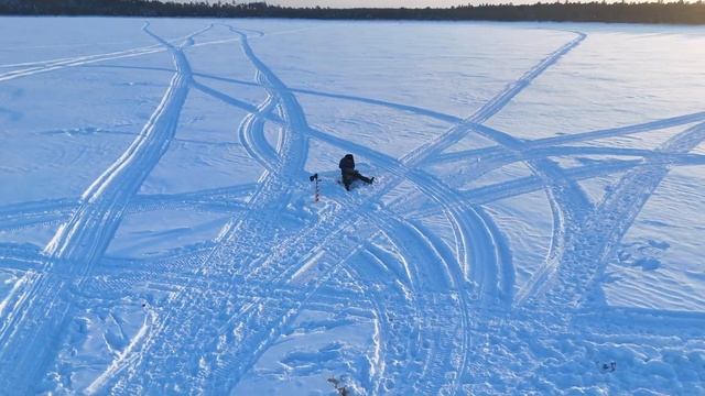 Рыбалка на озере, вид с квадрокоптера Mavic Mini 4 pro