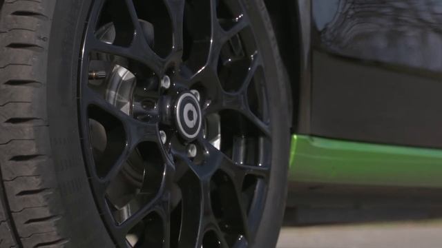 smart forfour electric drive black electric green Exterior Design | AutoMotoTV