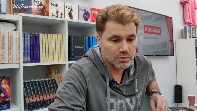 Олег Рой посетил выставку "Non/fiction весна"