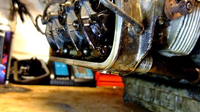 Tearing Apart The Old Engine. 1972 VW Beetle Engine Overhaul Pt.2