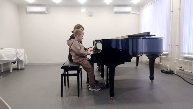 М.Красев, "Маленькой ёлочке". Брюхнин Артём и Прохорова Елена Михайловна.