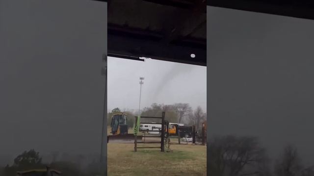 Торнадо близ города Литл-Рок (Арканзас, США, несколько минут назад).