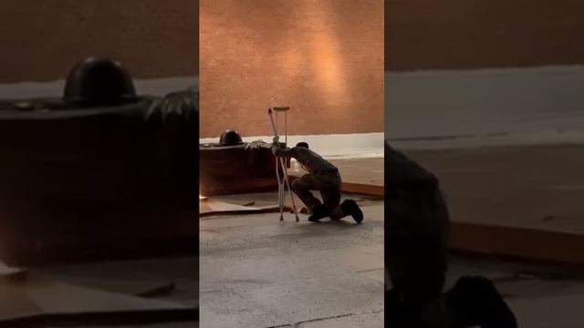 ИМЕННО ПО ЭТОМУ МЫ ПОБЕДИМ ВСЕХ ВРАГОВ СОЛДАТ ПРИШЕЛ ВОЗЛОЖИТЬ ЦВЕТЫ...