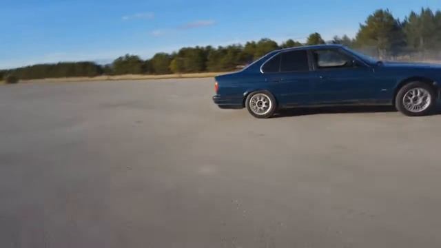 BMW E34 520i M50 drifting donuts