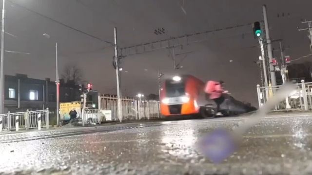 😳Курьер разминулся с электричкой буквально на доли секунды😳