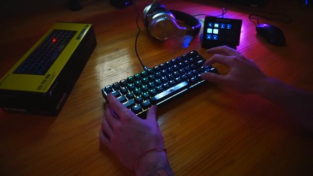 CORSAIR K65 MINI 60 % ASMR typing