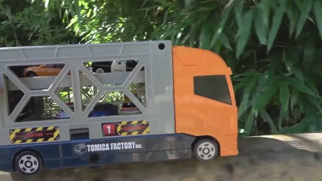Оранжевый электрический грузовик и синяя автоколонна☆ Давайте собирать мини-машинки в парке!